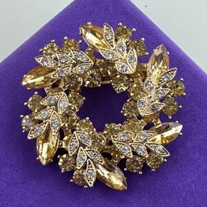 💛 Vintage Gold Plated Crystal Wreath Brooch